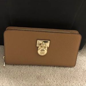 Michael Kors Hamilton wallet  NEW